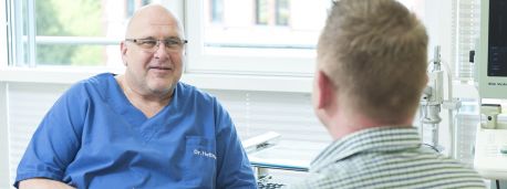 Patient im Gespräch mit Dr. Hettmer Dr. Hettmer im Patientengespräch